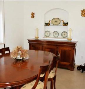 - une salle à manger avec une table et des chaises en bois dans l'établissement Villa Reis - Boutique House, à Golegã