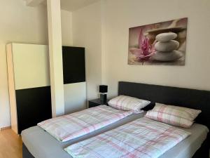 2 Betten nebeneinander in einem Zimmer in der Unterkunft Ferienwohnungen "am Fürstenweg" in Neuwied