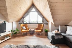 salon z kanapą i krzesłami w obiekcie Apartamenty Pod Stokiem Nosal Zakopane w Zakopanem