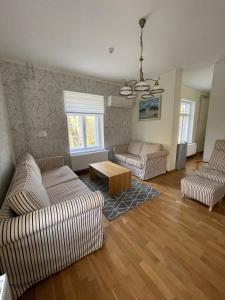 - un salon avec deux canapés et une table dans l'établissement Pühajärve residents, à Otepää