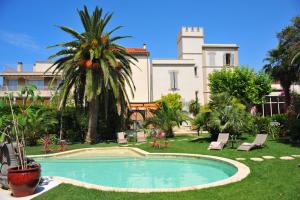 a swimming pool in front of a large house at Villa Valflor chambres d'hôtes et appartements in Marseille