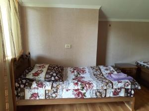 1 Schlafzimmer mit einem Bett mit Blumendecke in der Unterkunft Green House Nakra in Naki