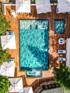 an overhead view of a swimming pool with umbrellas at Lale Hotel in Sapanca