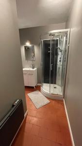 La salle de bains est pourvue d'une douche et d'un lavabo. dans l'établissement Le Troglo'Gîte, 500m à pied du Zoo de Beauval, à Seigy