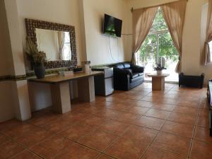 a living room with a table and a mirror at Santuario Jardín de la Abundancia in Tepoztlán