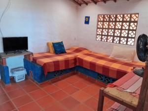 Casa da Lua في جاكوما: غرفه سريرين وتلفزيون فيها