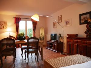 a living room with a table and chairs and a lamp at Le champ de l'eau in Crécy-la-Chapelle