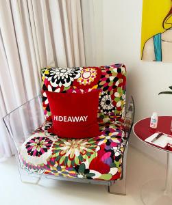 - un oreiller rouge assis sur une chaise dans l'établissement Hideaway Work & Relax, HOMEOFFICE, W-LAN, à Neuss