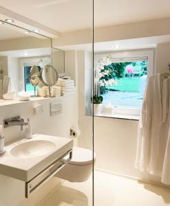 La salle de bains est pourvue d'un lavabo et d'un miroir. dans l'établissement Hideaway Work & Relax, HOMEOFFICE, W-LAN, à Neuss
