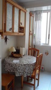 una cucina con tavolo, sedie e finestra di 30-3- Бюджетная КОМНАТА в квартире для 2 человека, Alicante ad Alicante