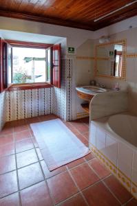 Vannituba majutusasutuses 3 bedrooms house with shared pool garden and wifi at Porto de Mos
