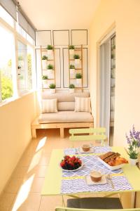 uma sala de estar com uma mesa e um sofá em Casa do Mar - Apartamento com vista Ria e Mar na Fuzeta