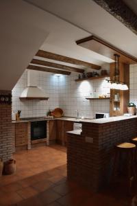 eine große Küche mit einer Theke und einem Waschbecken in der Unterkunft La Casa del Azafrán in Villanueva del Rebollar de la Sierra
