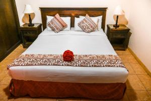 Llit o llits en una habitació de Celine Furnished Apartments