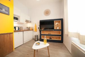 een kleine keuken met een kleine tafel in een kamer bij PRESTIGELOC Studio Cosy Place du Martroi Orléans in Orléans