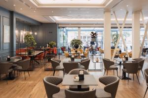 a restaurant with tables and chairs and a cafeteria at Hotel Boutique Vila 135 in Tirana