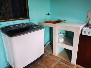 una pequeña cocina con fregadero y encimera en Pura Vida Aparment - Downtown La Fortuna, en Fortuna