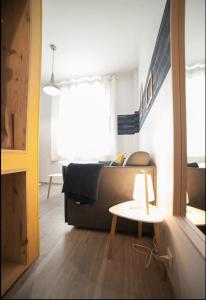 - un salon avec un canapé et une table dans l'établissement PRESTIGELOC Studio Cosy Place du Martroi Orléans, à Orléans