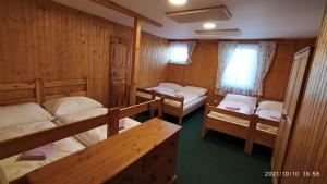 Postel nebo postele na pokoji v ubytování Penzion U Rybníka
