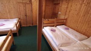 Postel nebo postele na pokoji v ubytování Penzion U Rybníka