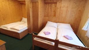 Postel nebo postele na pokoji v ubytování Penzion U Rybníka