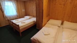 Postel nebo postele na pokoji v ubytování Penzion U Rybníka