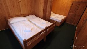 Postel nebo postele na pokoji v ubytování Penzion U Rybníka