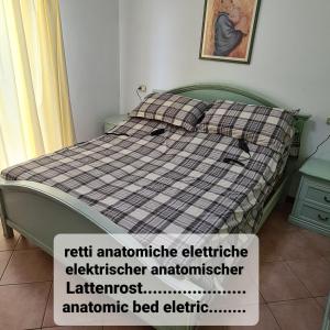 uma cama num quarto com um sinal que lê antibiótico leftâmico antibioticlatter em Appartamento Ai Tigli em Caorle