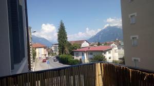 uma varanda com vista para uma rua e para as montanhas em Logement tout confort au coeur de la Haute-Savoie - Le Barycentre em La Roche-sur-Foron