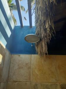 un frisbee sentado en el suelo de una habitación en Chalés Bons Ventos - Icaraizinho en Icaraí
