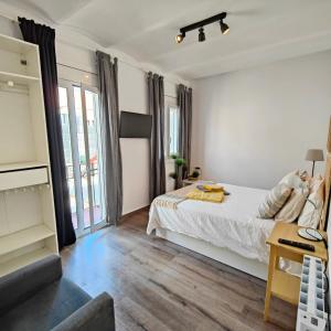 מיטה או מיטות בחדר ב-Bright flat next to Stadium y La Fira