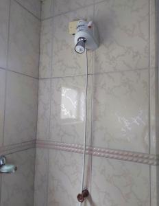 y baño con ducha con cabezal de ducha. en LU'S HOSTING en Treze Tílias