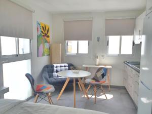 A kitchen or kitchenette at HD Mogán Coral Apartments