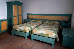 1 dormitorio con 2 camas individuales y 2 vestidores en La Locanda dei Gagliardi en Lugo