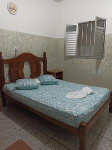 1 dormitorio con 1 cama y aire acondicionado en Hotel Granada Concept, en Manaus