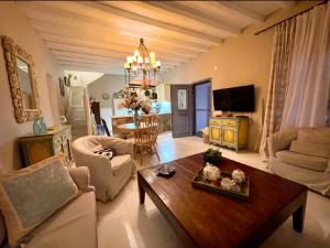 カラファティスにあるKalafatis Private Villa Mykonosのリビングルーム(ソファ、テーブル付)