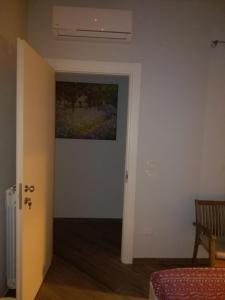 una stanza con una porta e un dipinto sul muro di Tom & Jerry a Pisa