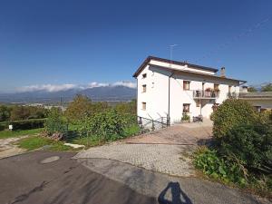 Biały dom siedzący przy drodze w obiekcie B&B Panorama Dolomiti w mieście Mel