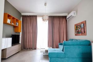 Uma área de estar em Mirtos Luxury apartment