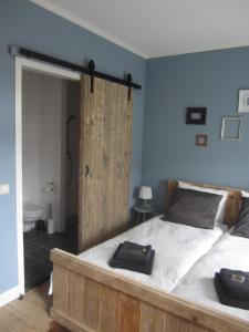 ein Schlafzimmer mit einem Bett mit zwei Handtüchern darauf in der Unterkunft Oekepoek Down Town in Enschede