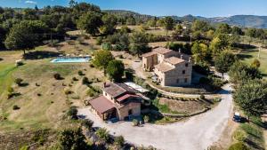 una vista aérea de una casa con piscina en Agriturismo Villa Lugnano Casale Con Piscina Privata, en Lugnano