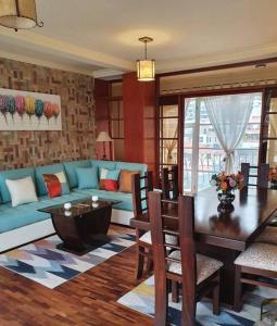 - un salon avec un canapé bleu et une table dans l'établissement LA REALEZA Apartamento, à La Paz