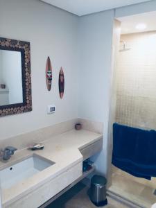 Kylpyhuone majoituspaikassa Mangroovy - Elgouna Authentic Designer shared home 2 BDR each with private bathroom for Kitesurfers with Pool View & Beach Access