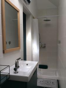 ein Badezimmer mit einem Waschbecken, einer Dusche und einer Badewanne in der Unterkunft TinyHouse LE CONQUET in Le Conquet