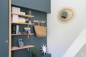 Zimmer mit Bücherregalen und einem Spiegel an der Wand in der Unterkunft TinyHouse LE CONQUET in Le Conquet