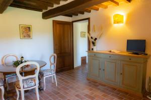 Televízia a/alebo spoločenská miestnosť v ubytovaní Agriturismo Villa Lugnano Casale Con Piscina Privata