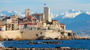 une ville au sommet d'une colline avec des montagnes dans l'établissement VILLA THETIS 4 pièces, à Antibes