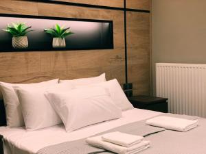Een bed of bedden in een kamer bij Luxury Townhouse Suite