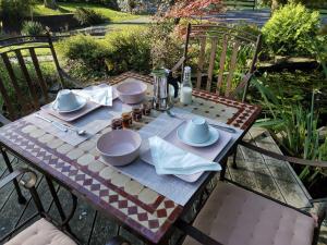 een tafel met borden en kommen bovenop bij Les Sittelles - Tilff in Esneux
