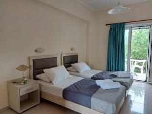 A bed or beds in a room at Antonio Studios